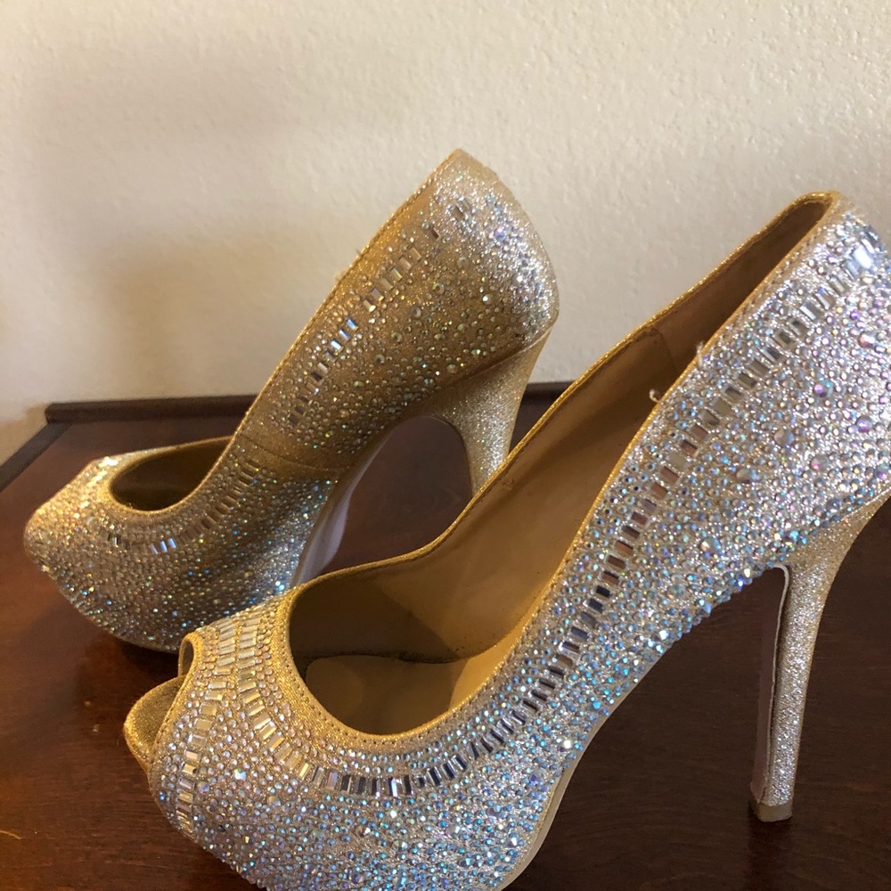 Shoes - Picture 2 of 4